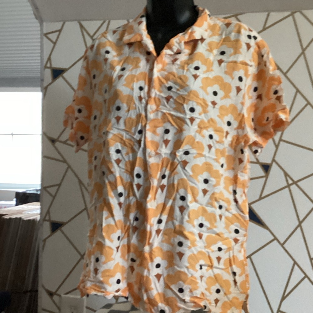Men's Casual Short-Sleeve Button-Down Shirt in Peach Floral